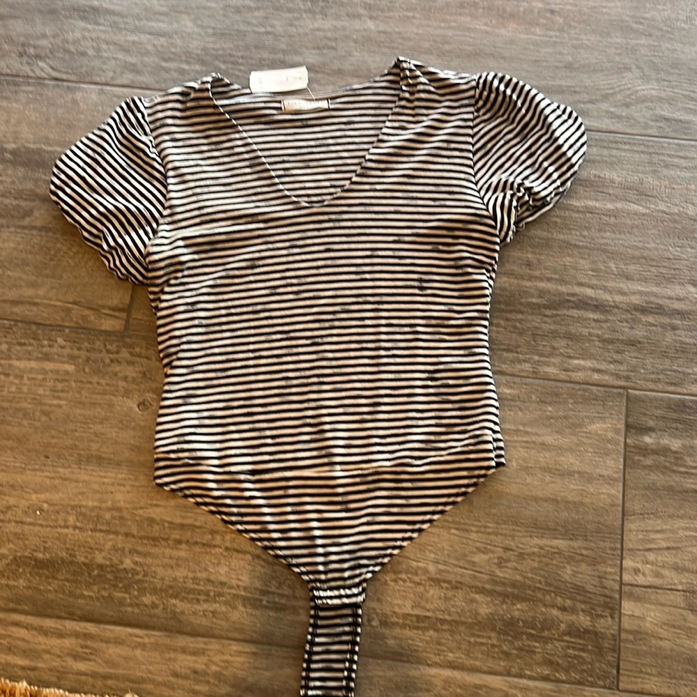 Striped bodysuit size large, cute puff sleeve